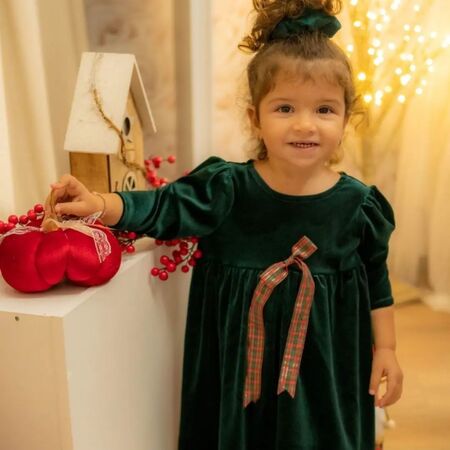 Ελαστικό βελούδινο φόρεμά με διακοσμιτική καρό κορδέλα.

Συνδιάστε το με κορδέλα με φουσκωτό φιόγκο ή scrunchie.

Για λαμπερές γιορτινές εμφανίσεις!!

#christmascollection #atelierkalliakids #baby #firstchristmas #babygirl